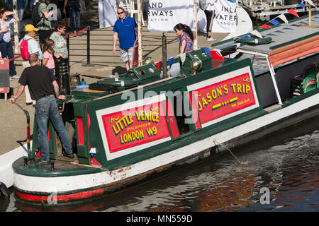 Un Jason stretto di viaggio in barca per il noleggio in Londra la piccola Venezia. Foto Stock