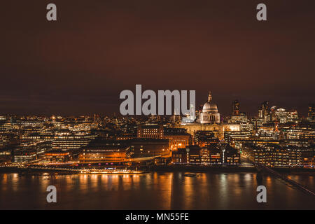 Londra vista aerea della città moderna skyline notturno sul Fiume Tamigi Foto Stock