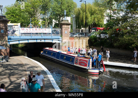 Una Flora Dora vaporetto su Regent's Park Canal a Londra la piccola Venezia. Foto Stock