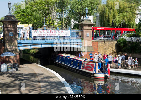 Una Flora Dora vaporetto su Regent's Park Canal a Londra la piccola Venezia. Foto Stock