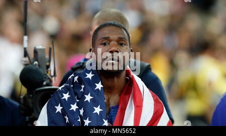 Londra, Inghilterra - 05 agosto: Justin Gatlin degli STATI UNITI D'AMERICA drappeggiati a stelle e strisce della bandiera americana dopo aver vinto la mens 100m Finale e Usain Bolt nel suo ultimo 100m gara durante i due giorni del XVI IAAF mondiale di atletica Londra 2017 presso il London Stadium il 5 agosto 2017 a Londra, Regno Unito. Foto di Paul Cunningham Foto Stock