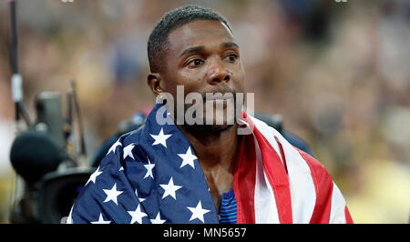 Londra, Inghilterra - 05 agosto: Justin Gatlin degli STATI UNITI D'AMERICA drappeggiati a stelle e strisce della bandiera americana dopo aver vinto la mens 100m Finale e Usain Bolt nel suo ultimo 100m gara durante i due giorni del XVI IAAF mondiale di atletica Londra 2017 presso il London Stadium il 5 agosto 2017 a Londra, Regno Unito. Foto di Paul Cunningham Foto Stock