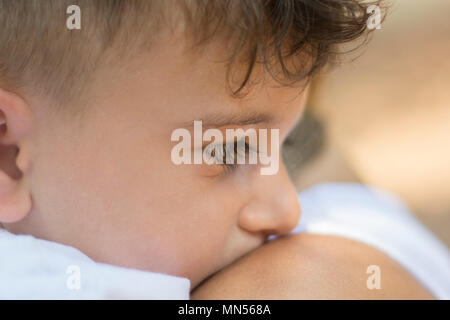 Close up di un ragazzino con sua madre Foto Stock