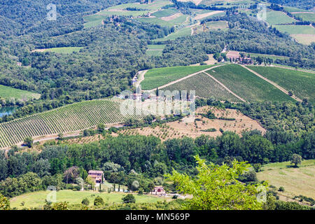 Antenna di pittoresca vista sul paesaggio toscano in estate con le piccole aziende agricole, colline e vigneti, rurali campagna italiana Foto Stock