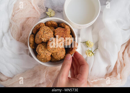 Vegano biscotti di nocciole, sfondo luminoso Foto Stock