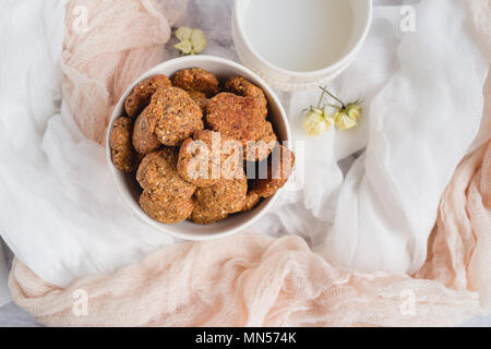 Vegano biscotti di nocciole, sfondo luminoso Foto Stock