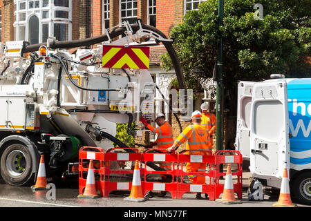 Thames Water camion / van / furgoni / veicoli presso il sito di un tubo bloccato / scarico di drenaggio / / ostruzione fognaria a cui hanno partecipato il loro personale e i lavoratori a Twickenham, West London. Regno Unito (96) Foto Stock