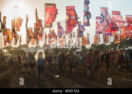 Glastonbury Festival 2016 - sabato come il sole tramonta ad ovest sulla Holts 25/06/16 Foto Stock