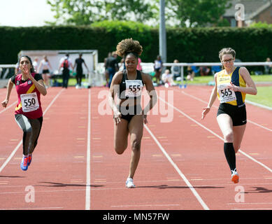 Le ragazze adolescenti in un 100m gara, Warwickshire County campionati, Nuneaton, Regno Unito Foto Stock