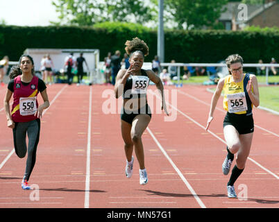 Le ragazze adolescenti in un 100m gara, Warwickshire County campionati, Nuneaton, Regno Unito Foto Stock