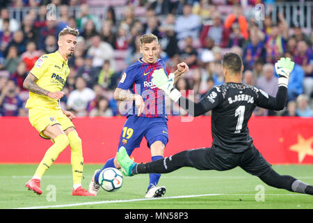 Lucas Digne del FC Barcelona assiste Lionel Messi del FC Barcelona durante il 2017/2018 LaLiga Santander Round 34 gioco tra FC Barcelona e Villarre Foto Stock