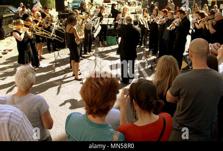 Gibson gala street west end street festival evento di festa i turisti e la gente del posto Foto Stock