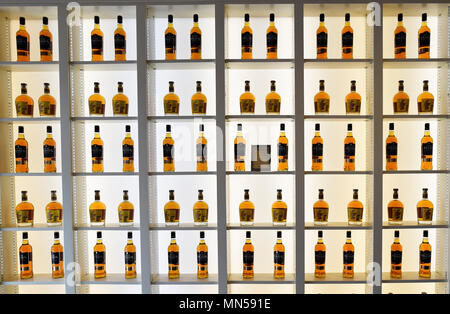 Bottiglie di whisky sul display in nuove frontiere distilleria in strada commerciale, Hawick, Scottish Borders. Foto Stock