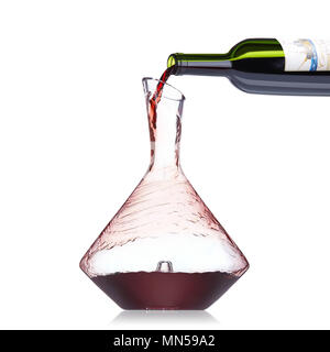 Vetro cristallo decanter versando il vino Foto Stock