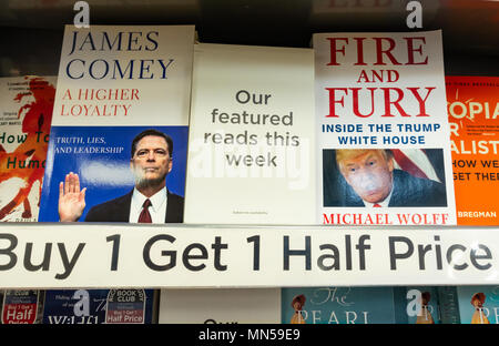 James Comey il libro (una maggiore fedeltà) e Michael Wolff il libro (Fire e Fury) fianco a fianco nella libreria Foto Stock