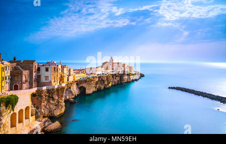 Vieste cittadina sulle rocce, Gargano in Puglia, Italia meridionale, Europa. Foto Stock