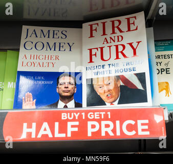 James Comey il libro (una maggiore fedeltà) e Michael Wolff il libro (Fire e Fury) fianco a fianco nella libreria Foto Stock