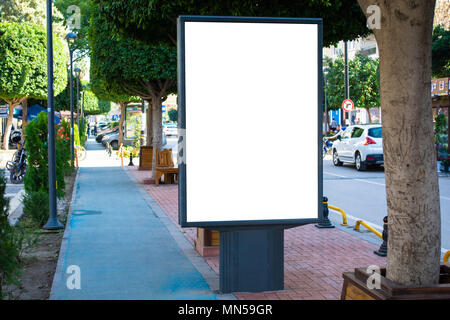 Blank verticale billboard street stand con lo sfondo della città. Foto Stock