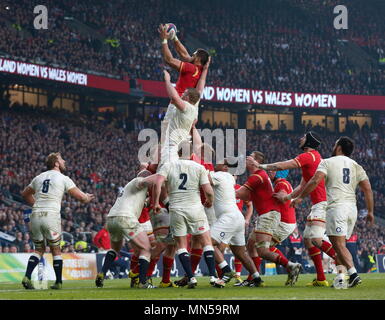 Taulupe Faletau raccoglie la linea alta sfera fuori durante il RBS 6 Nazioni match tra Inghilterra e Galles a Twickenham Stadium. Londra, Inghilterra. 12 Marzo 2016 Foto Stock