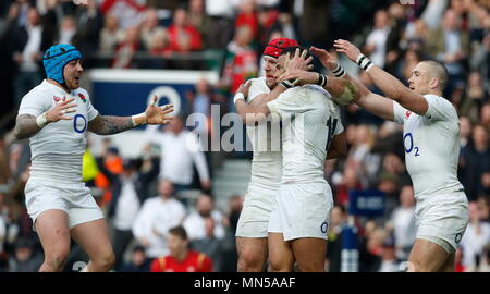 Anthony Watson celebra il punteggio Inghilterra del primo provare contro il Galles con Mike Brown, James Haskell e Jack Nowell durante la RBS 6 Nazioni match tra Inghilterra e Galles a Twickenham Stadium. Londra, Inghilterra. 12 Marzo 2016 Foto Stock