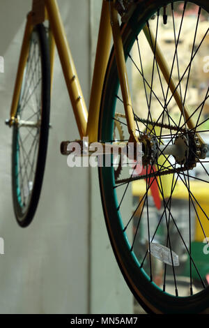 Primo piano marcia per bicicletta, freno a disco, metallo anelli della catena della montagna vintage bicicletta appesa. Foto Stock