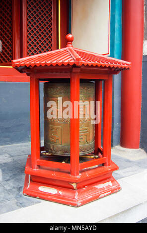 Un ornato cinese ruota di preghiera presso il centro storico di Tempio di Yonghegong a Pechino in Cina. Foto Stock