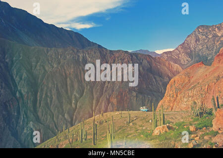 Antico tedesco vintage camper sulla piattaforma che si affaccia nel Canyon di Cotahuasi, retro vintage foto effetto filtro in pastel colers con perdite della luce e una maggiore esposizione, Perù Foto Stock