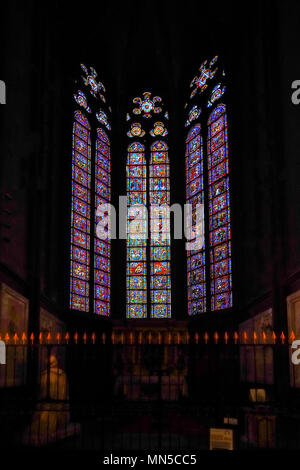 Il vetro macchiato, cattedrale di Notre Dame de l'Assomption a Clermont-Ferrand, Auvergne-Rhône-Alpes regione, Francia. Foto Stock