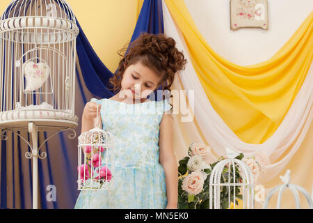 Adorabile bambina in posa decorate studio Foto Stock