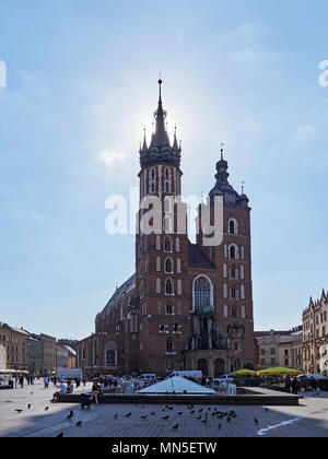 Cracovia St Marys Basilica e Rynek piazza del mercato della città vecchia Polonia Foto Stock