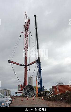 Gru per la costruzione di una grande turbina eolica Foto Stock