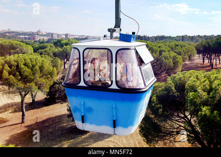 Teleférico de Madrid cable car attraversando il parco Casa de Campo, Madrid, Spagna Foto Stock