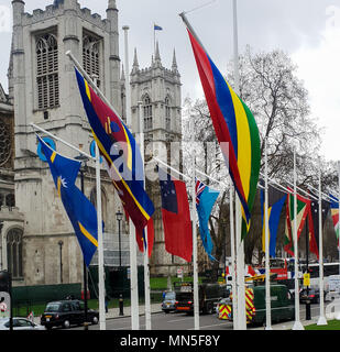 Paesi del Commonwealth le bandiere in piazza del Parlamento, Westminster. UK per ospitare i Capi di governo del Commonwealth riuniti (CHOGM) dal 16 al 20 aprile 2018, quando i capi di Stato e di governo di tutti gli Stati membri sono tenuti a raccogliere in Londra e Windsor. Dotato di: atmosfera, vista in cui: Londra, Regno Unito quando: 13 Apr 2018 Credit: Dinendra Haria/WENN Foto Stock