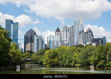 Atlanta skyline come visto dal lato più lontano del Lago Clara Meer, Piedmont Park. Foto Stock