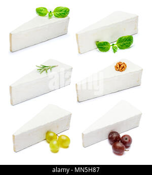 Set di pezzi di brie o camambert formaggio su un bianco Foto Stock