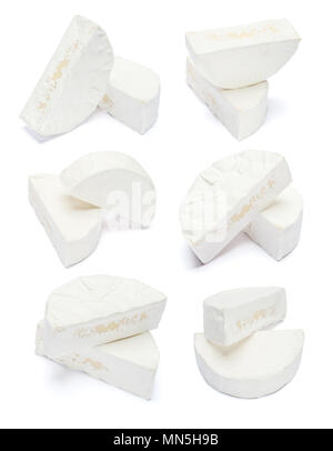 Set di pezzi di brie o formaggio camambert su sfondo bianco Foto Stock