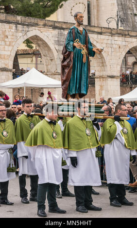 Confraternita membri, portando la figura di San Pietro, a Madonna che scappa processione nella Domenica di Pasqua a Sulmona, Abruzzo, Italia Foto Stock