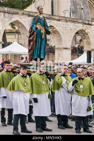 Confraternita membri, portando la figura di San Pietro, a Madonna che scappa processione nella Domenica di Pasqua a Sulmona, Abruzzo, Italia Foto Stock