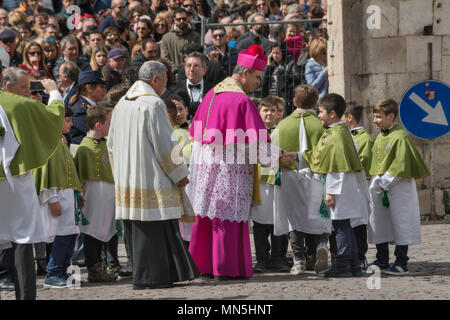 Il vescovo Michele Fusco benedizione boys, Confraternita soci, a Madonna che scappa celebrazione nella Domenica di Pasqua a Sulmona, Abruzzo, Italia Foto Stock