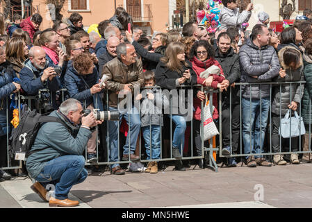 Gli astanti, fotografo, alla Madonna che scappa celebrazione la Domenica di Pasqua a Piazza Garibaldi a Sulmona, Abruzzo, Italia Foto Stock