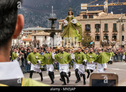 I membri della Confraternita della Madonna di Loreto, acceso, portando la Madonna la figura di Cristo risorto figura, alla Madonna che scappa celebrazione di Pasqua su Foto Stock