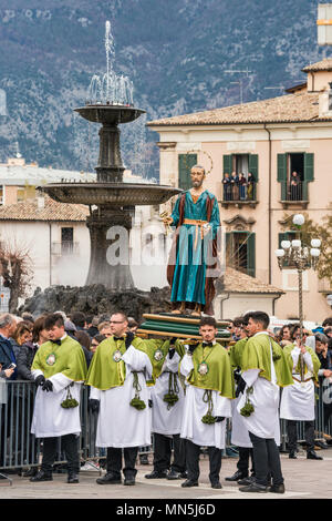 Confraternita membri, portando la figura di San Pietro, a Madonna che scappa processione nella Domenica di Pasqua a Sulmona, Abruzzo, Italia Foto Stock