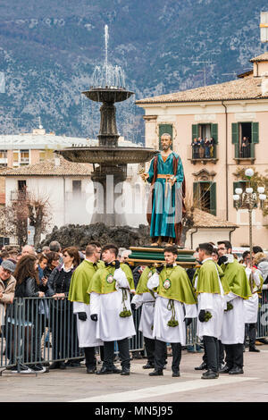 Confraternita membri, portando la figura di San Pietro, a Madonna che scappa processione nella Domenica di Pasqua a Sulmona, Abruzzo, Italia Foto Stock