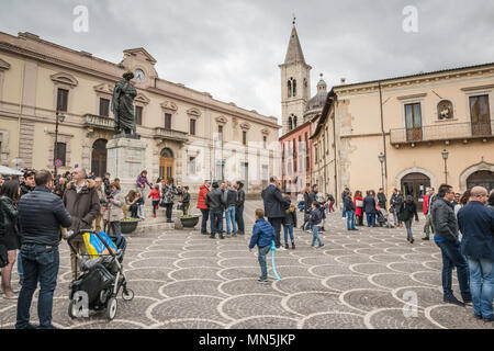 Città persone raccolte in Piazza XX Settembre la Domenica di Pasqua a Sulmona, Abruzzo, Italia Foto Stock
