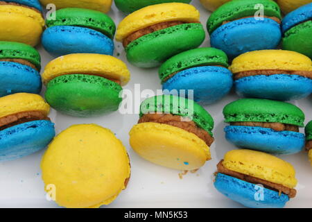 Deliziosi, colorate e freschi fatti in casa francese macaron biscotti serviti in un vassoio durante la Giornata della Madre di Downers Grove, Illinois. Foto Stock