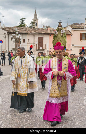 Il vescovo Michele Fusco, alla Madonna che scappa processione nella Domenica di Pasqua a Sulmona, Abruzzo, Italia Foto Stock