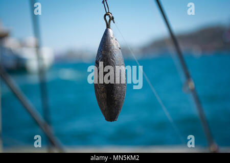 Un peso di piombo o platina utilizzati per la pesca Foto Stock