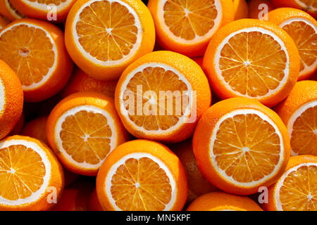 Colorato modello di frutta fresca di fettine di arancia. Dalla vista superiore Foto Stock