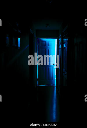 Luce brilla attraverso una porta parzialmente aperta. È inquietante. Spooky. Foto Stock