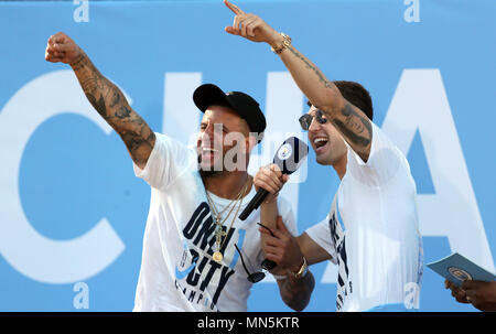 Il Manchester City è Kyle Walker (sinistra) e Giovanni sassi durante la Premier League Trophy parade, Manchester. Foto Stock